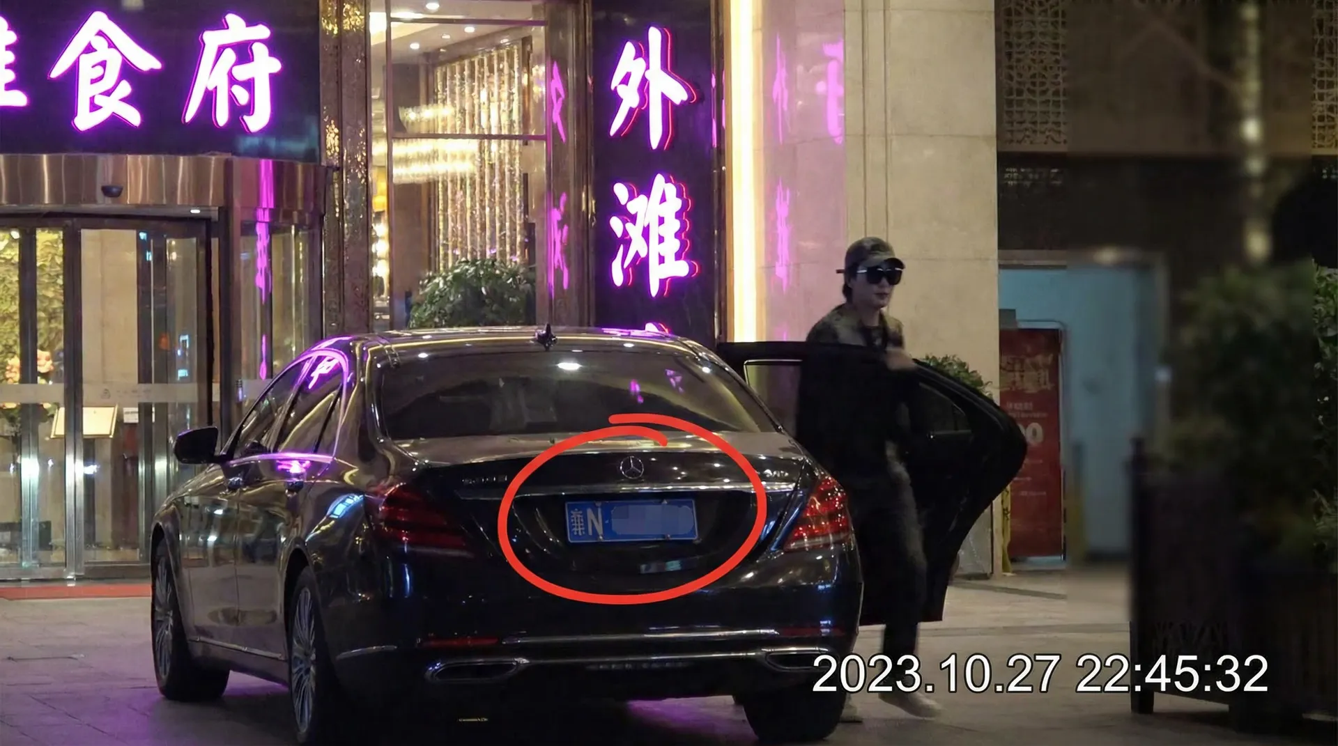 51每日大赛 - 豪车餐厅外被拍